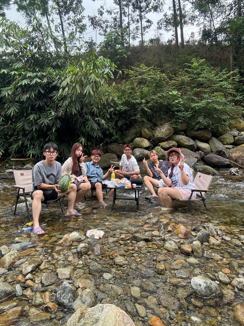 Nhóm The Serene Villa cùng nhau trải nghiệm một chuyến đi bên suối